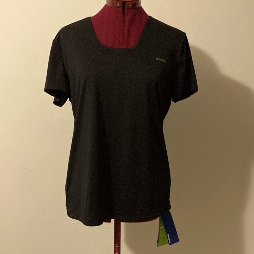 Reebok SE Stride Size L Black T-shirt. Fitted slim regular relaxed a sleek fit